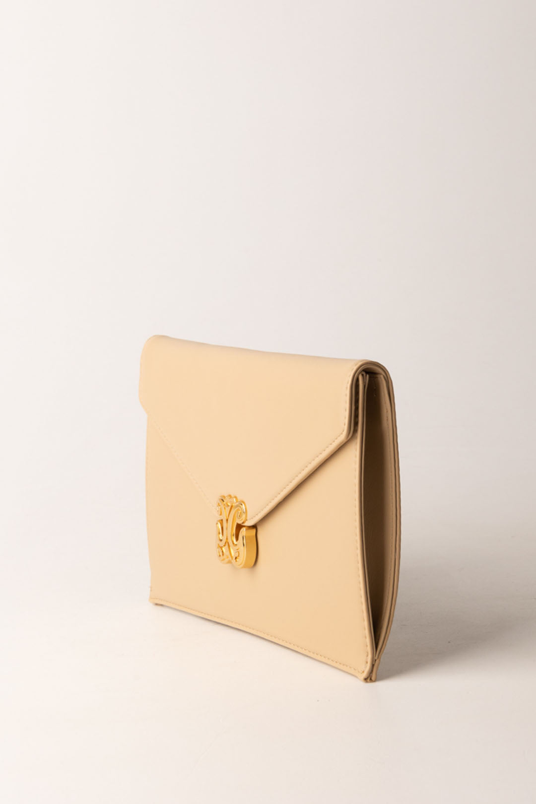 Clutch mit goldenem Logo