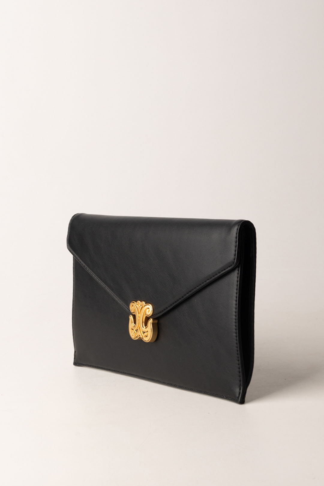 Clutch mit goldenem Logo