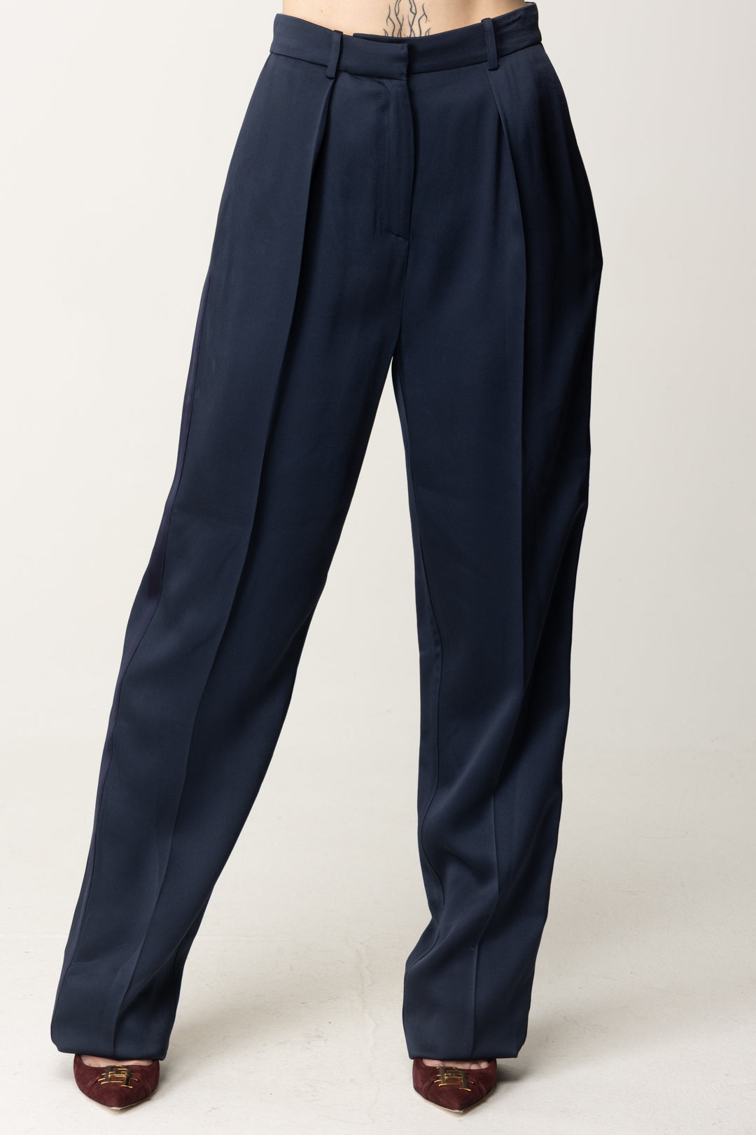 Pantalon droit en satin avec épingles