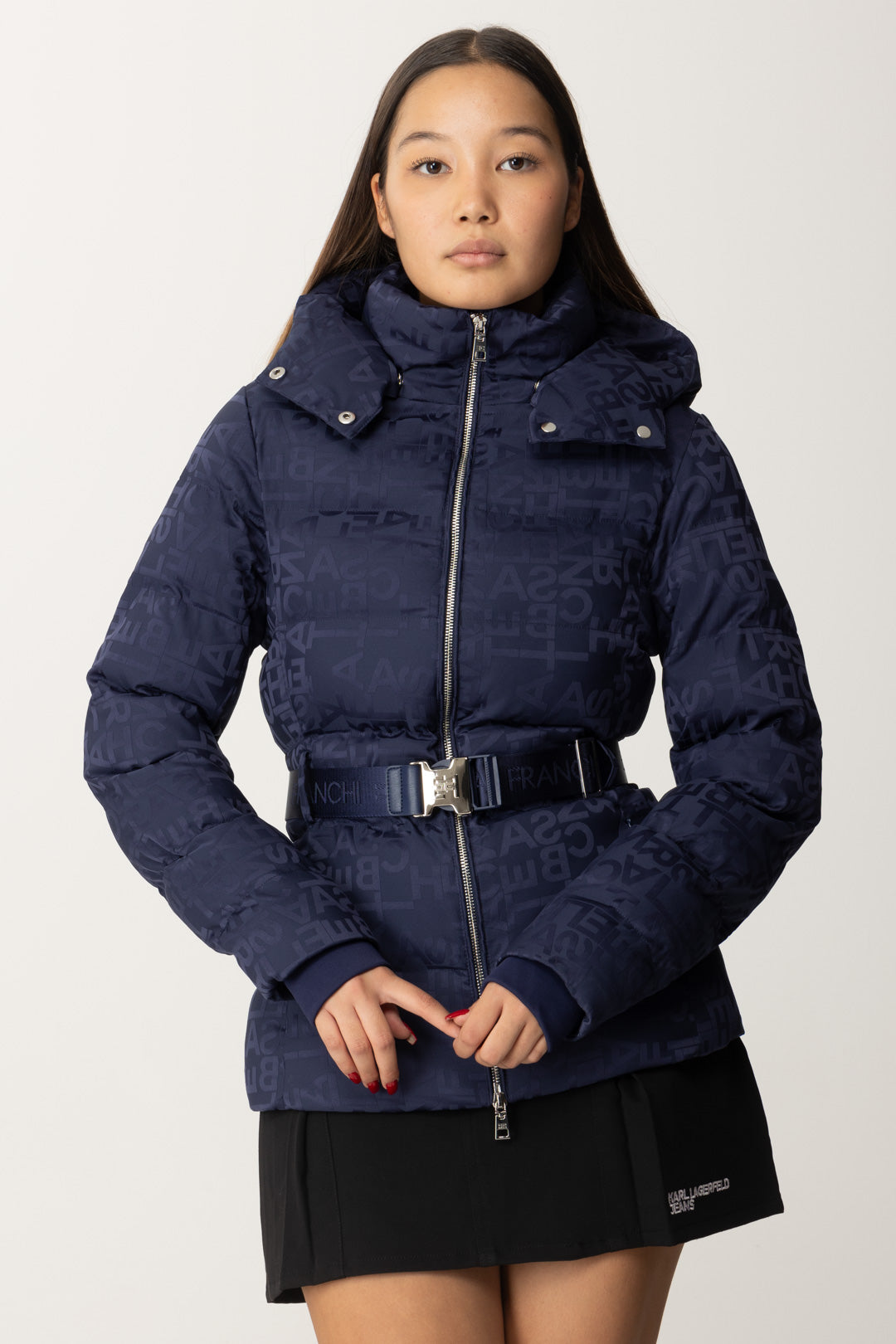 Daunenjacke aus Jacquard-Nylon mit Gürtel