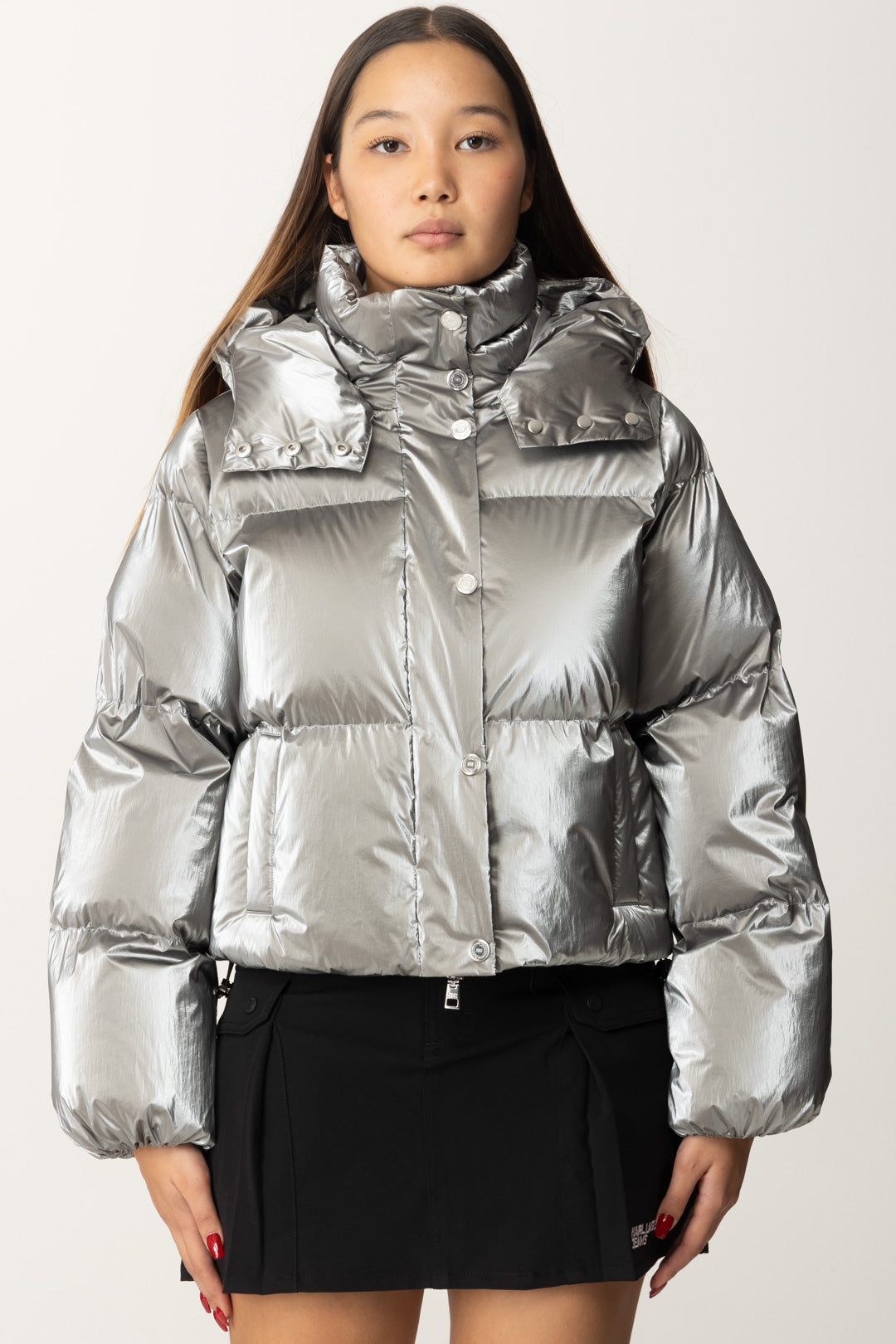 Kurze Daunenjacke aus Nylon mit Metallic-Effekt