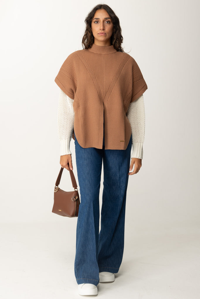 Twin-set Maglia a Poncho con Spacchi 242LI3CEE CARAMEL CAMEL e Twin-set Jeans Wide Leg Sartoriali 242TP2612 DENIM