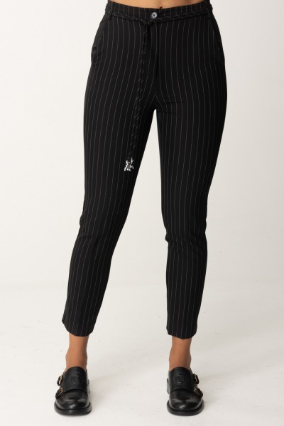 Patrizia Pepe  Pantalon en tissu à fines rayures avec sangle 8P0614 A457 BLACK STRIPES